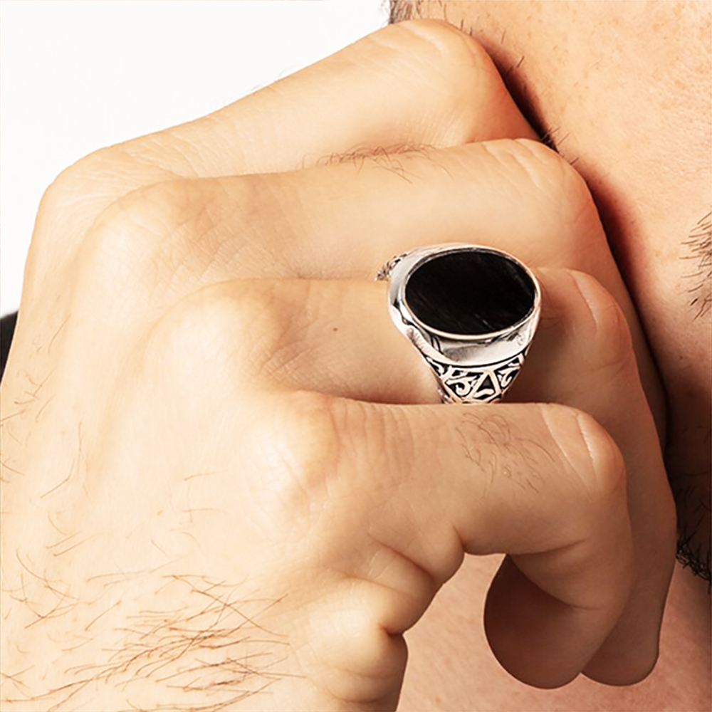 Zwarte ovale zegelring Europa  - Mens Signet Ring recensie en prijs